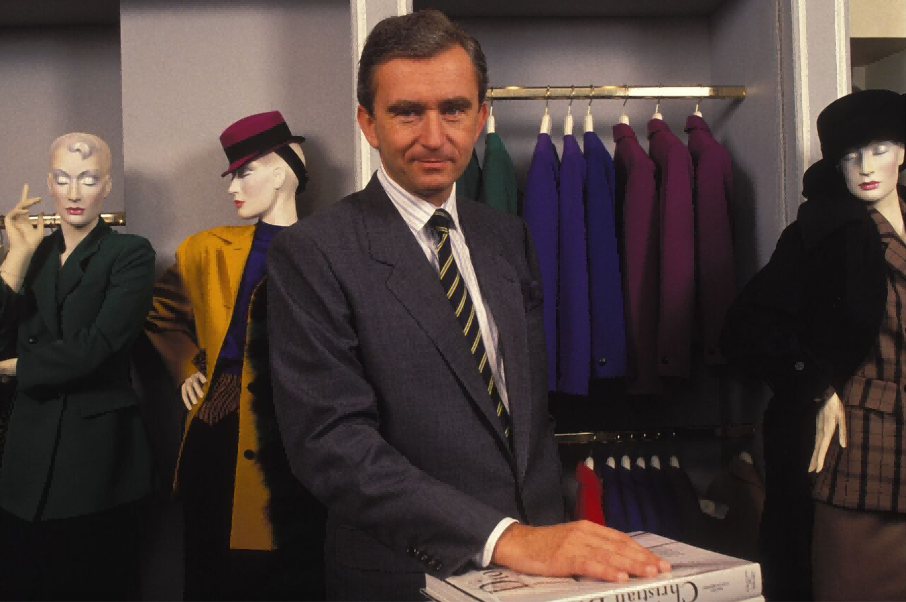 1995年左右，LVMH集团创始人伯纳德·阿尔诺凭借资本并购手段吞并了一家家上百年的奢侈品牌