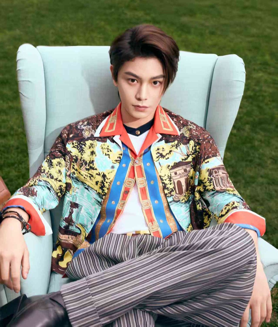 全球品牌代言人丁禹兮身着Versace 2026春夏系列