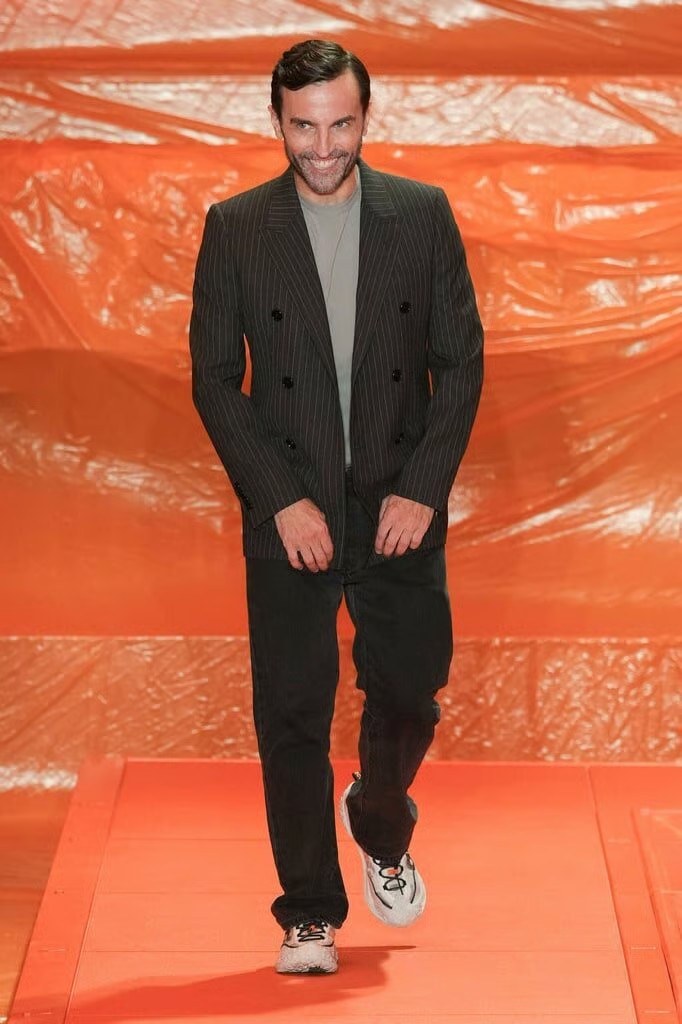 自 2013 年起，Nicolas Ghesquière 便一直执掌路易威登 (Louis Vuitton) 的女装部，担任其女装创意总监一职