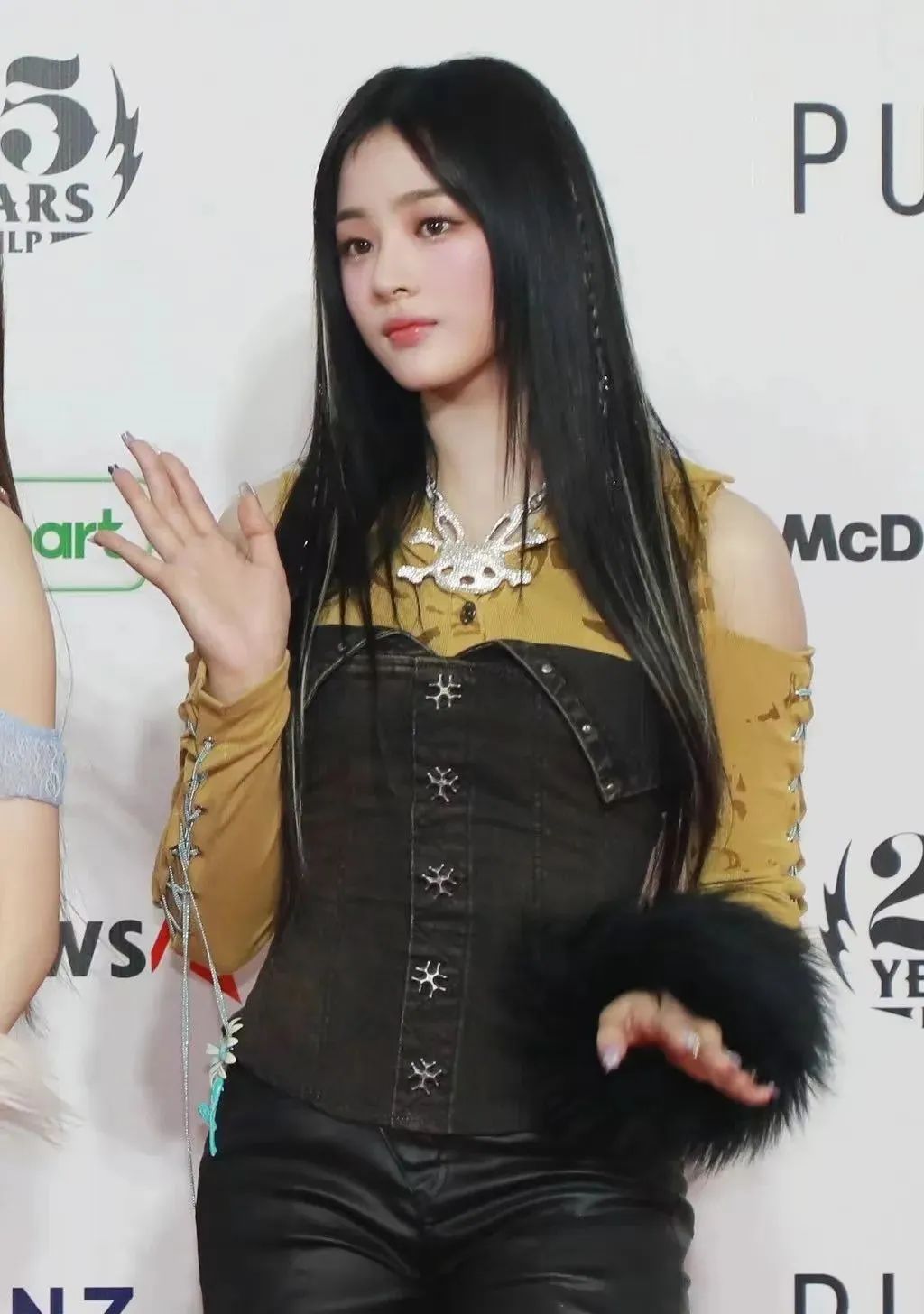 NewJeans上身中国设计师品牌YUEQI QI