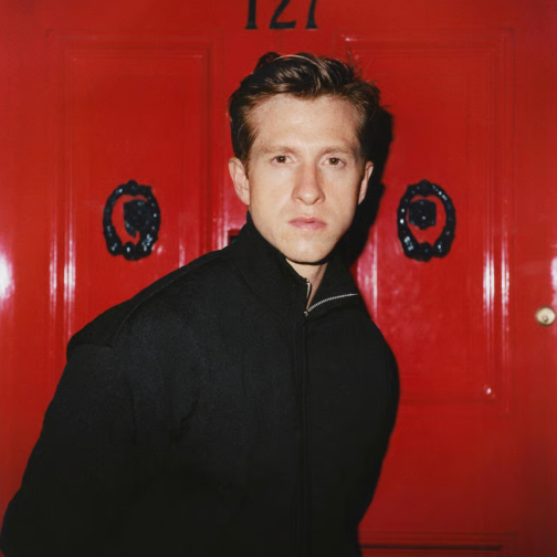 Burberry创意总监Daniel Lee为伦敦克拉里奇酒店打造节日艺术装置