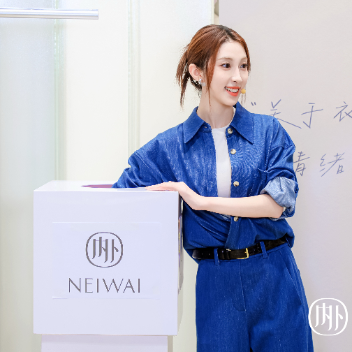 张小婉化身「一日店长」，亮相 NEIWAI 内外北京王府中环旗舰店
