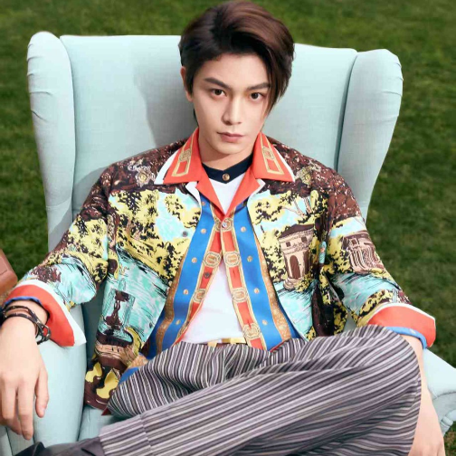 众星身着VERSACE 2026春夏系列共赴新年之约