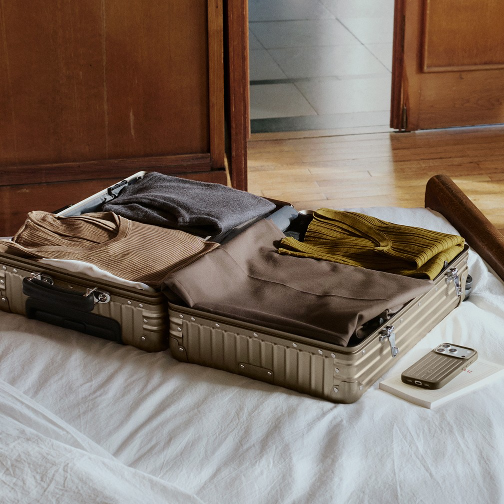 RIMOWA Classic系列推出全新配色钛金色