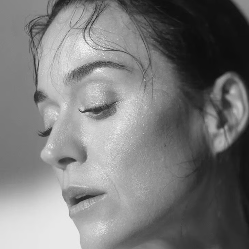 Katy Perry出镜巴黎世家全新运动鞋广告大片