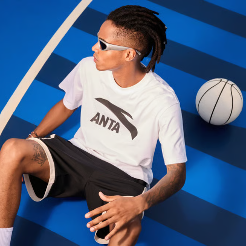 安踏体育2025年营收创纪录，利润下滑显隐忧