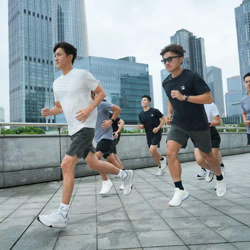 FILA AURA菁英跑落地深圳，以“稳驭万象”开启商务跑鞋新体验